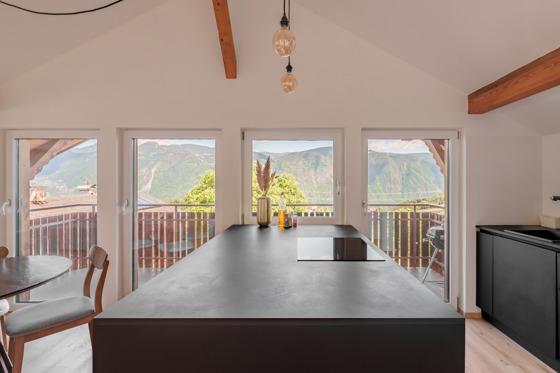 Suite Karo – Balkon mit Bergblick | Ferienwohnung mit Whirlpool in Südtirol (1)