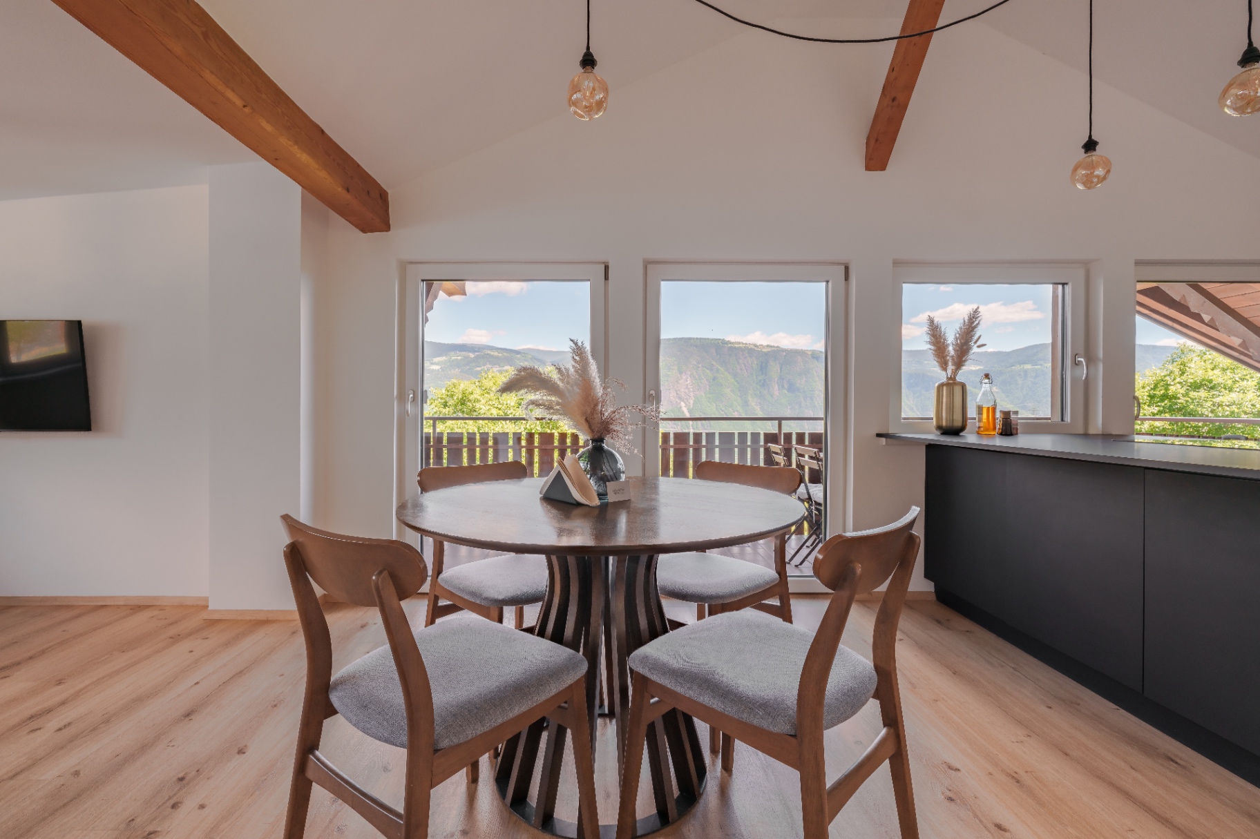 Suite Karo – Balkon mit Bergblick | Ferienwohnung mit Whirlpool in Südtirol (2)